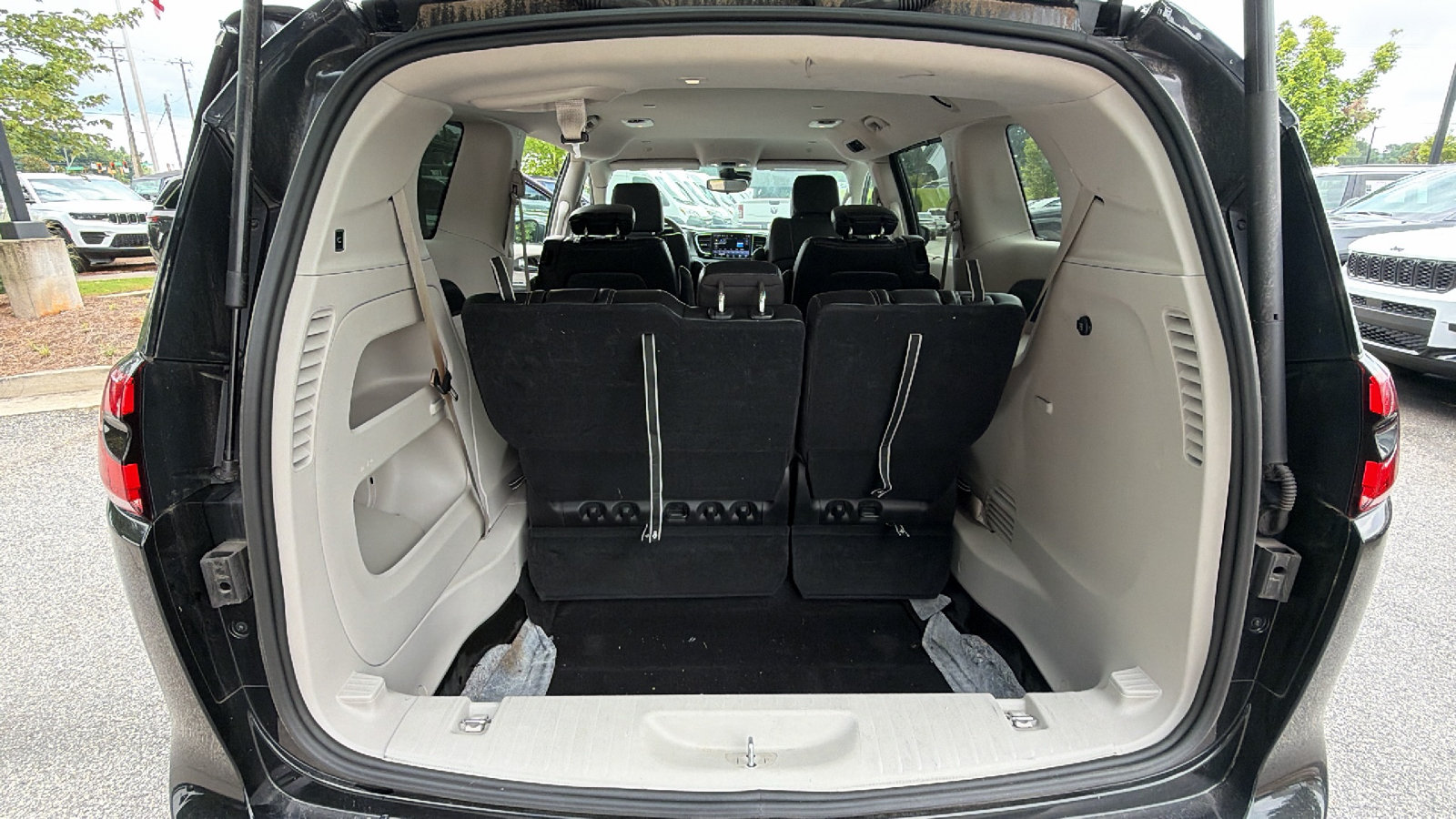 Used 2024 Chrysler Pacifica Touring-L FWD image 13