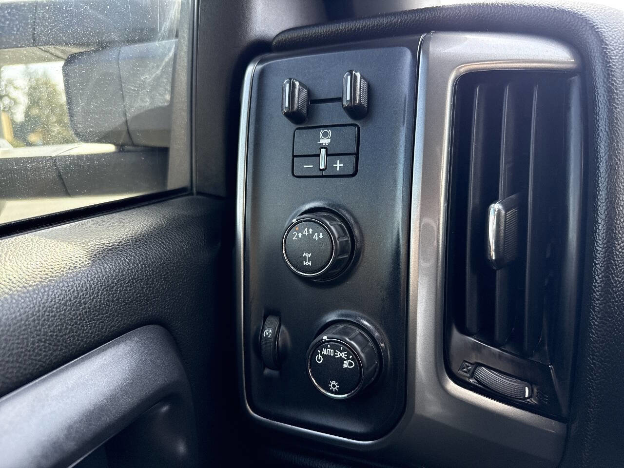 Used 2018 Chevrolet Silverado 3500 LT AWD/4WD image 38