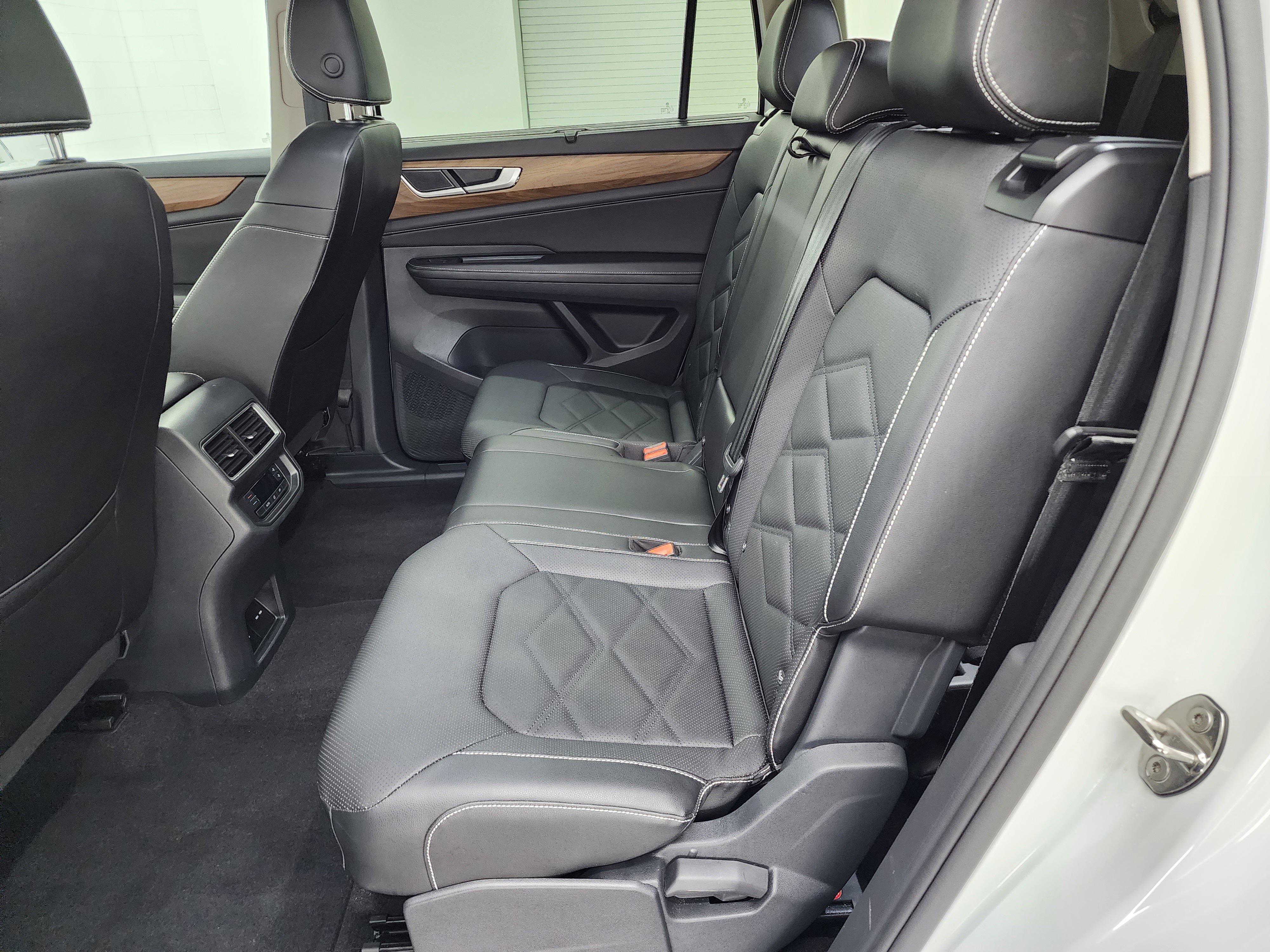 Used 2025 Volkswagen Atlas SE image 9