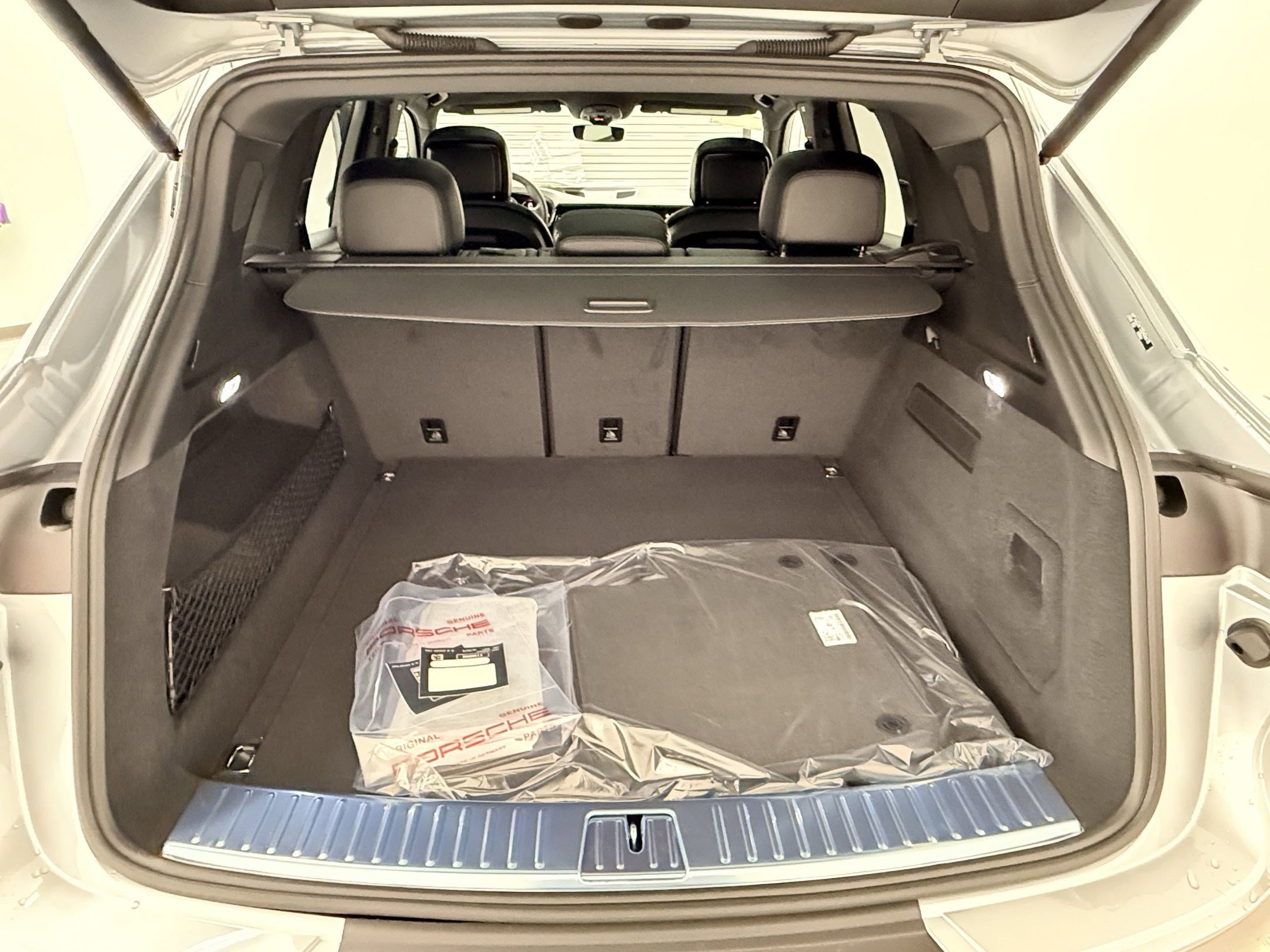 Used 2025 Porsche Cayenne image 32