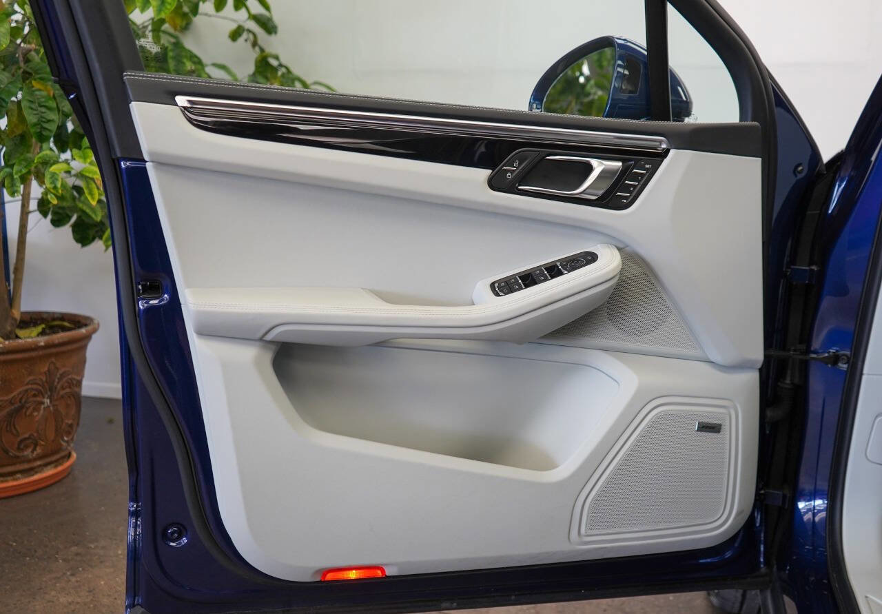 Used 2024 Porsche Macan image 42