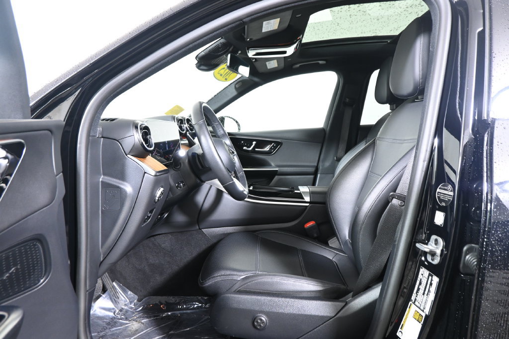Used 2025 Mercedes-Benz GLC 300 4MATIC image 3