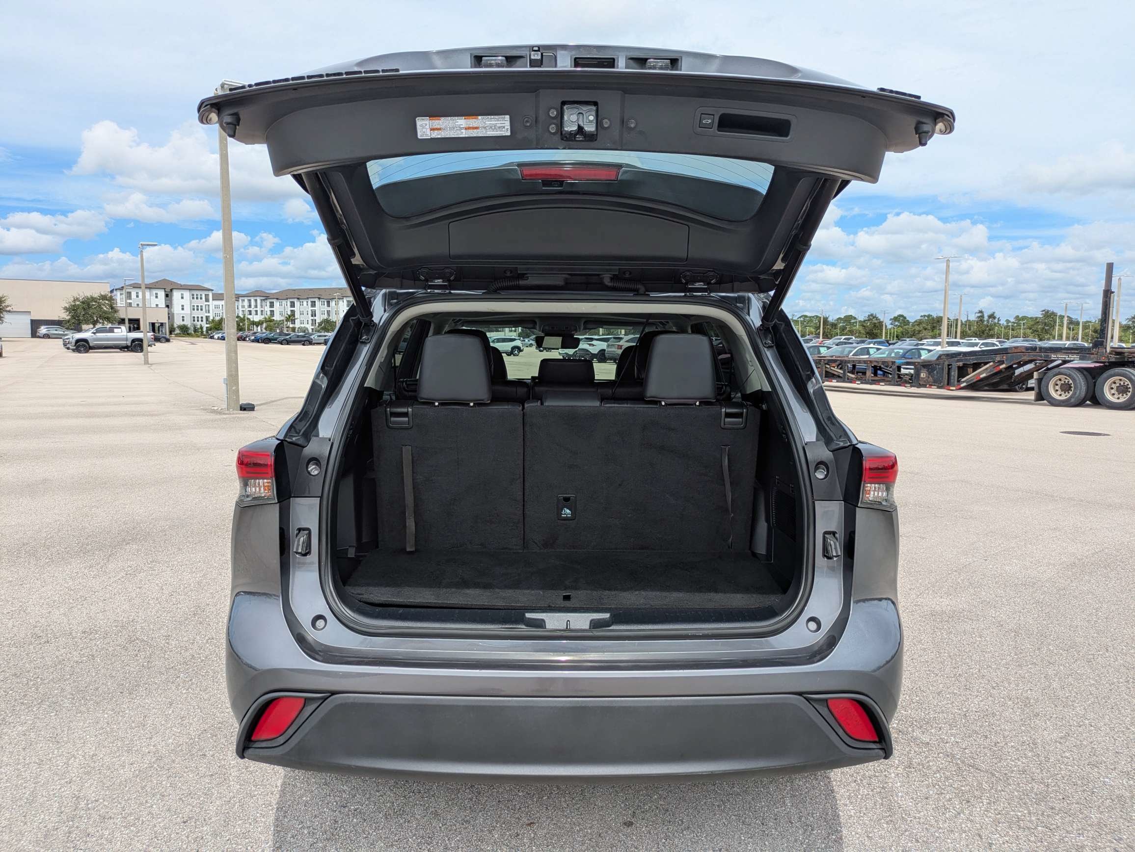 Used 2023 Toyota Highlander XLE FWD image 32