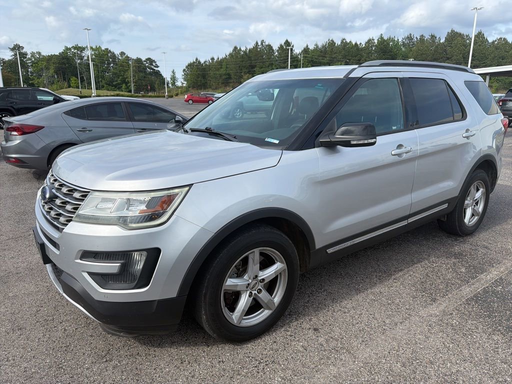 Used 2016 Ford Explorer XLT w/ Equipment Group 202A FWD image 1