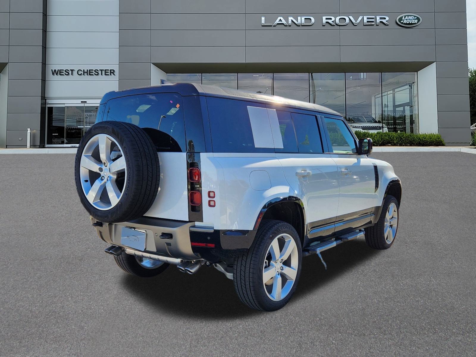 Used 2025 Land Rover Defender 110 X-Dynamic SE AWD/4WD image 4