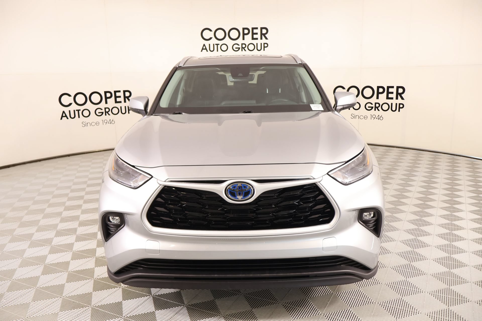 Used 2024 Toyota Highlander XLE FWD image 9