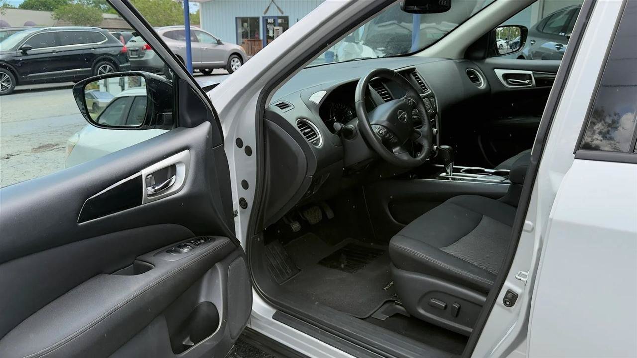 Used 2017 Nissan Pathfinder SV FWD image 9