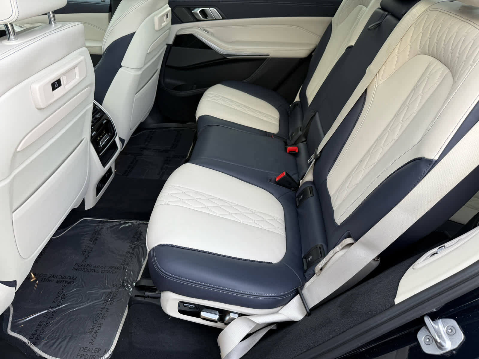 Used 2022 BMW X7 M50i image 11