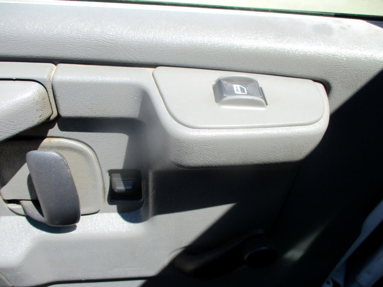 Used 2011 Chevrolet Express 2500 image 10