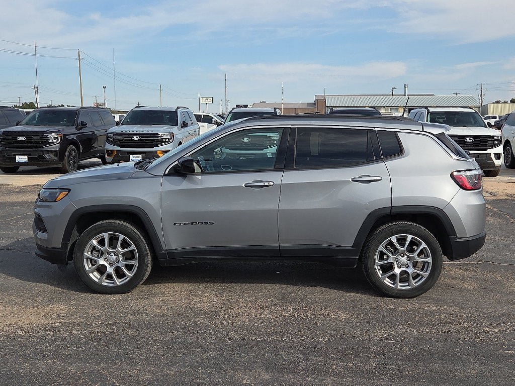 Used 2024 Jeep Compass Latitude AWD/4WD image 2