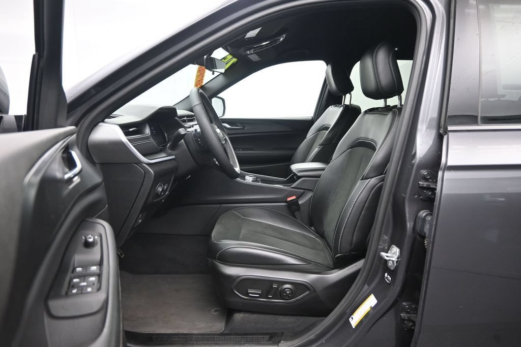 Used 2025 Jeep Grand Cherokee Altitude AWD/4WD image 22