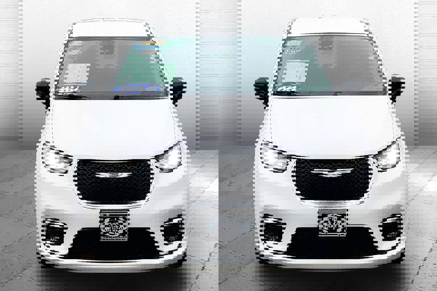 Used 2024 Chrysler Pacifica Select image 2