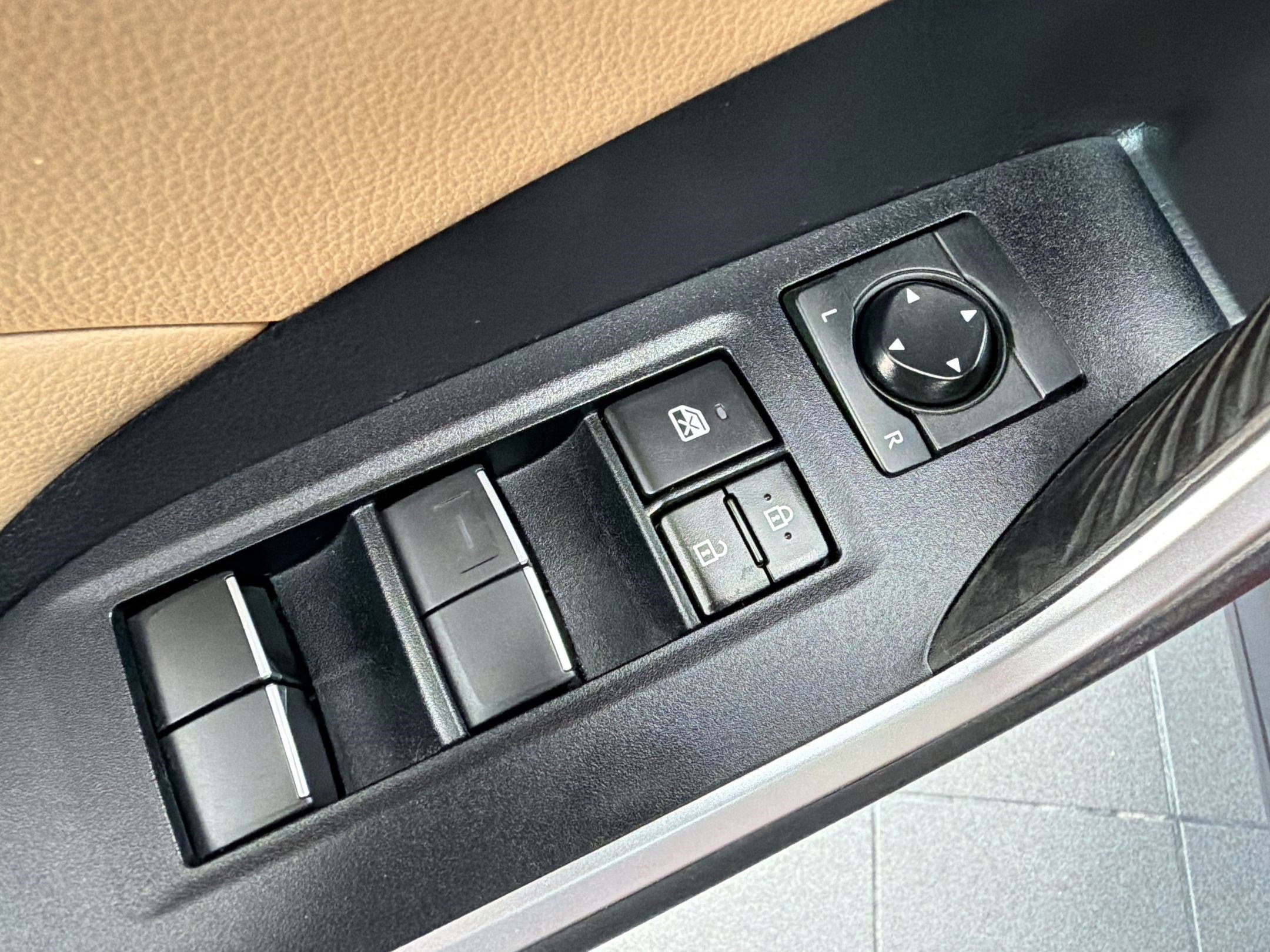 Used 2019 Toyota RAV4 XLE Premium FWD image 13
