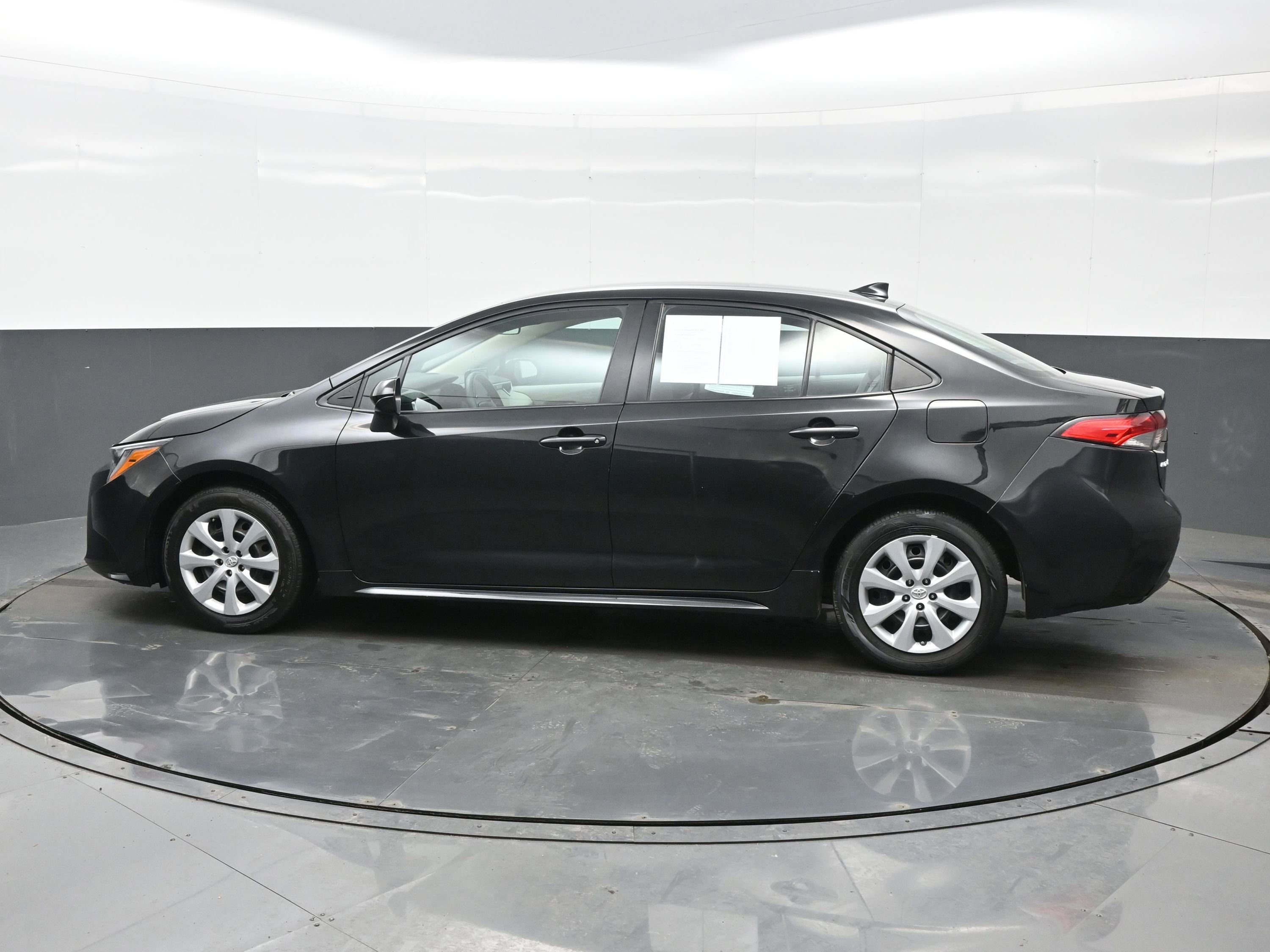 Used 2022 Toyota Corolla LE image 3