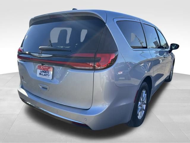 New 2026 Chrysler Pacifica Select image 5