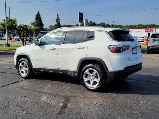 Used 2024 Jeep Compass Latitude AWD/4WD image 3