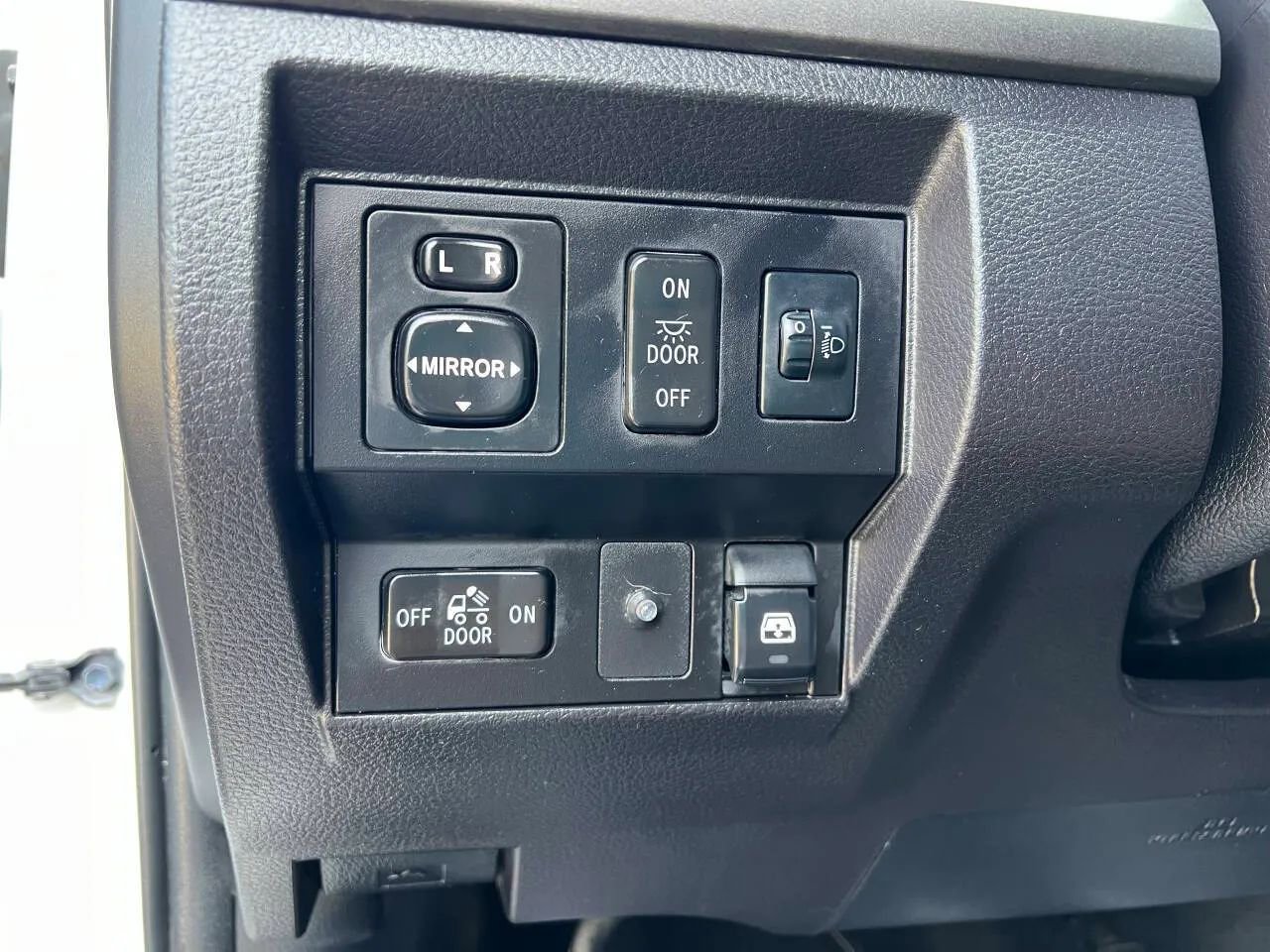 Used 2015 Toyota Tundra SR5 w/ SR5 Upgrade Package image 31