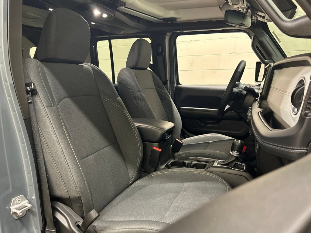 Used 2025 Jeep Wrangler Unlimited Sahara w/ Safety Group AWD/4WD image 10