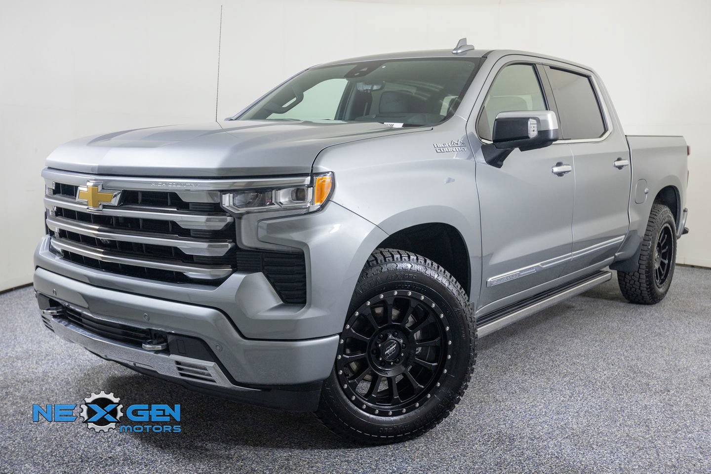 Used 2025 Chevrolet Silverado 1500 High Country w/ Technology Package AWD/4WD image 3