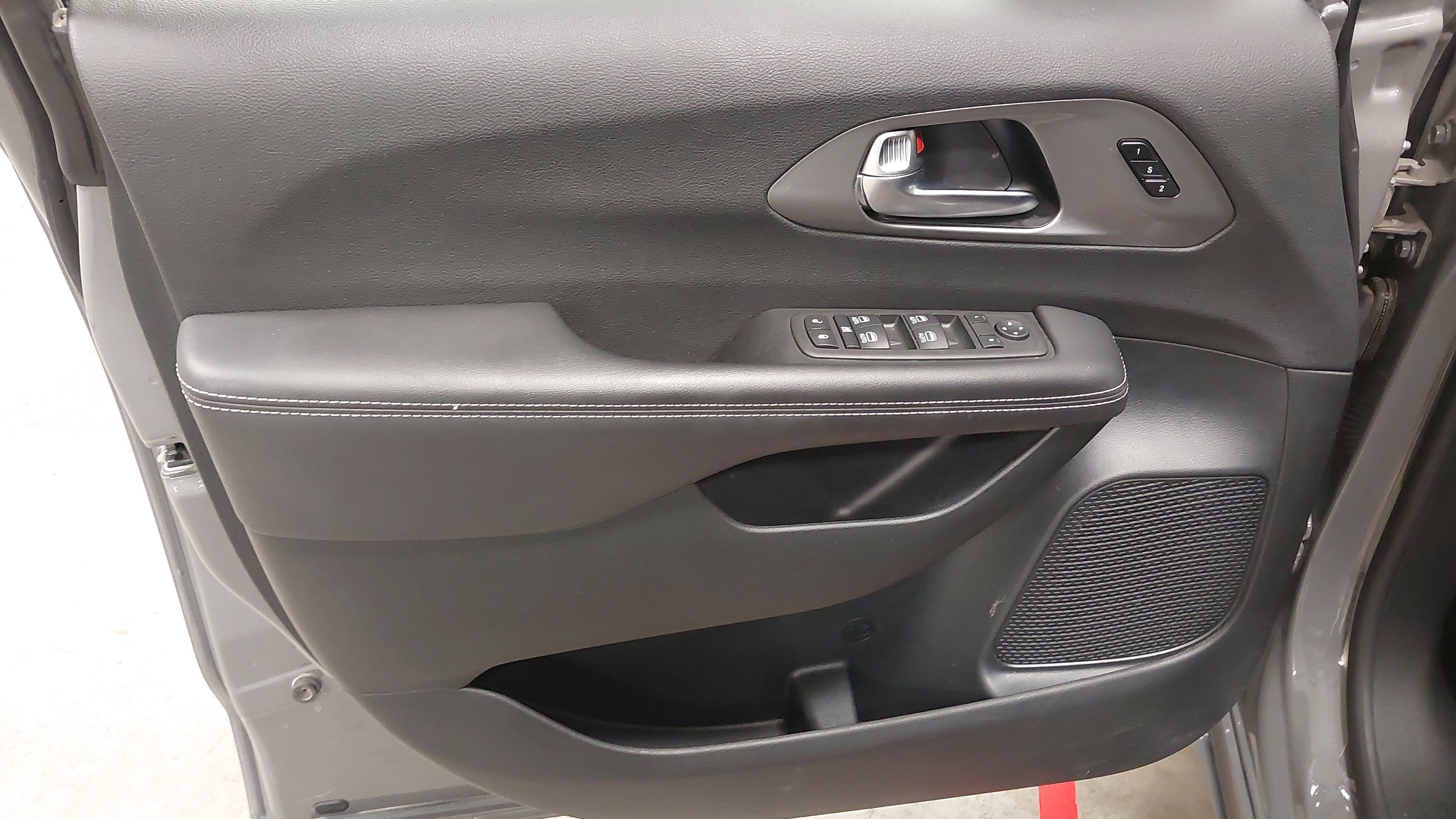 Used 2025 Chrysler Pacifica Select FWD image 24