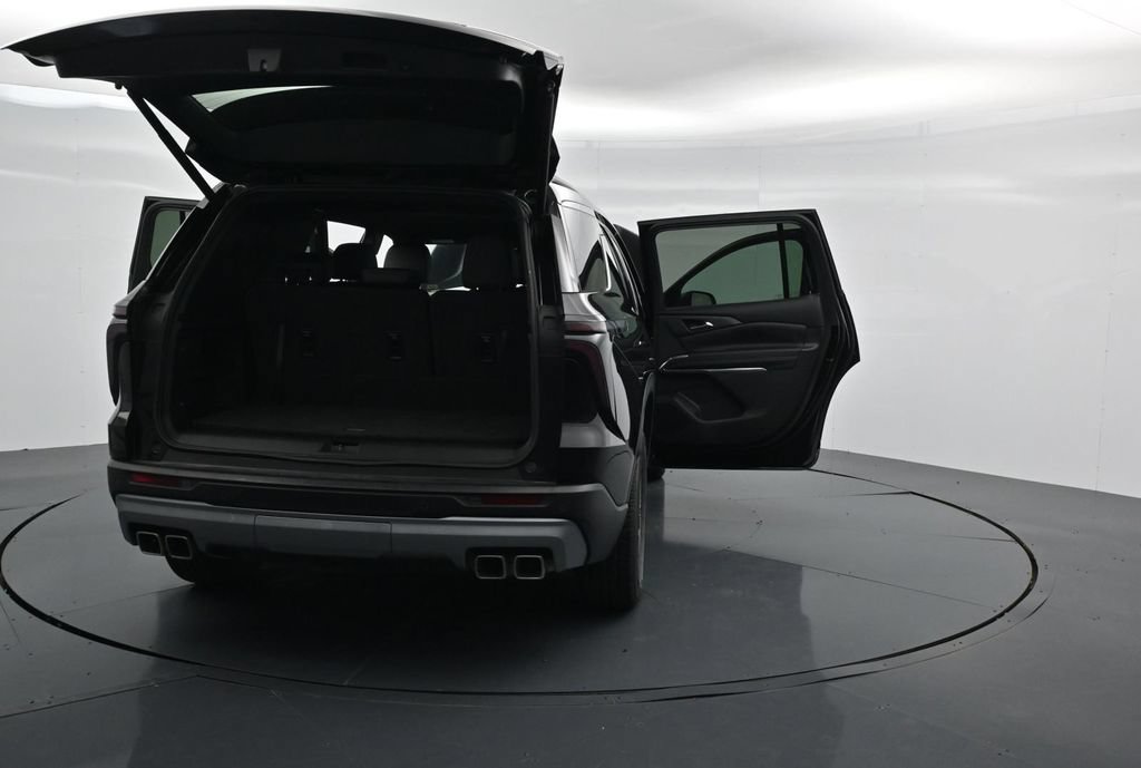 Used 2025 Chevrolet Traverse LT FWD image 36