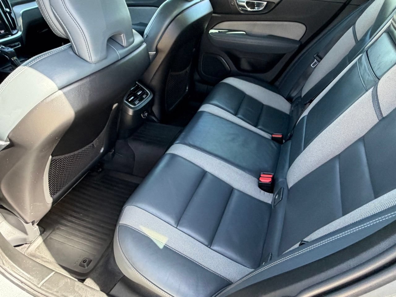 Used 2020 Volvo V60 T6 R-Design FWD image 30