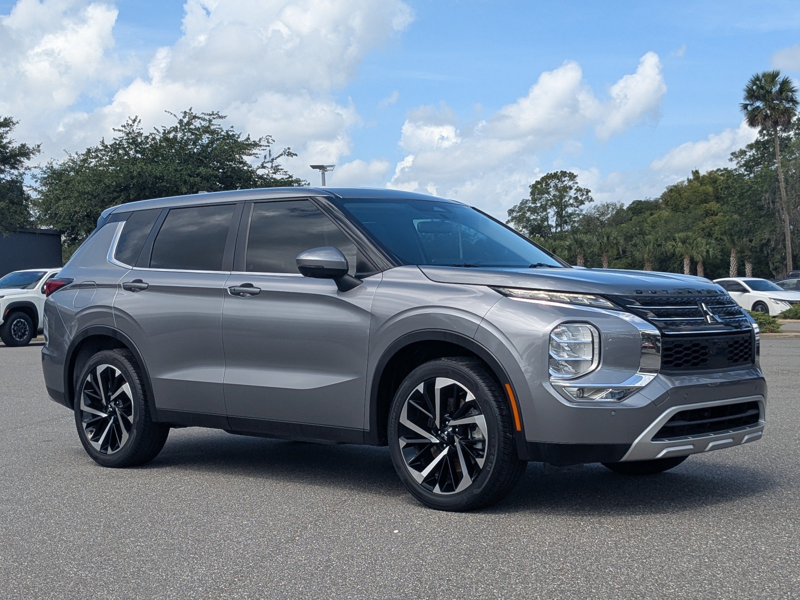 Used 2022 Mitsubishi Outlander SE FWD image 2
