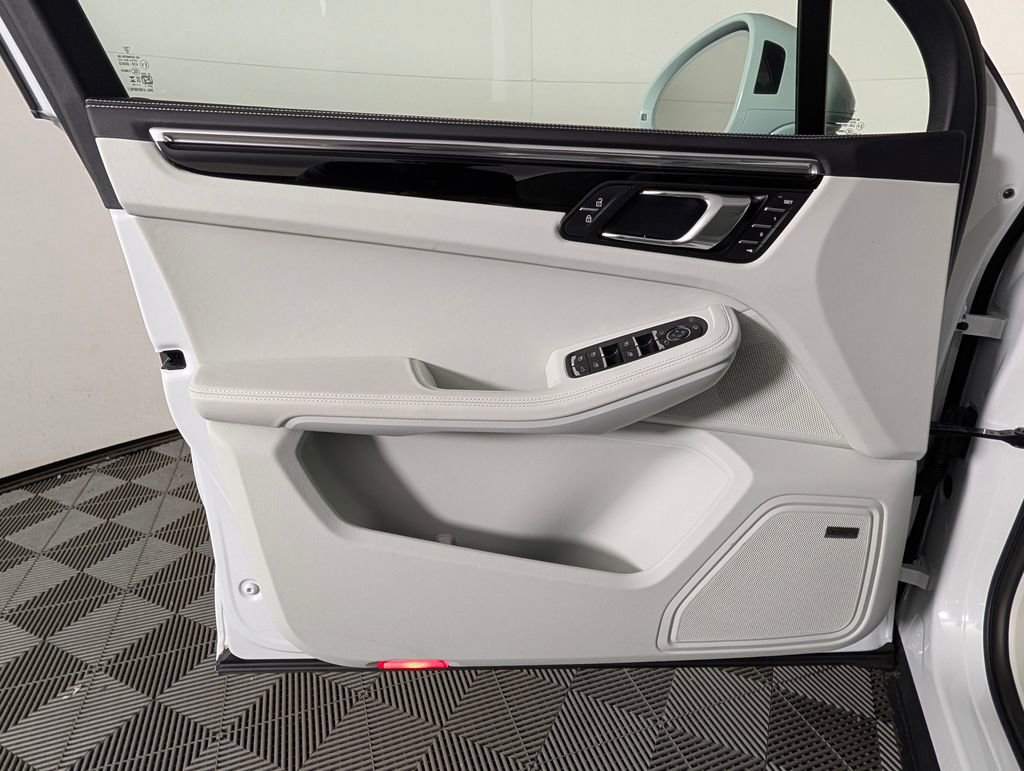 New 2026 Porsche Macan image 25