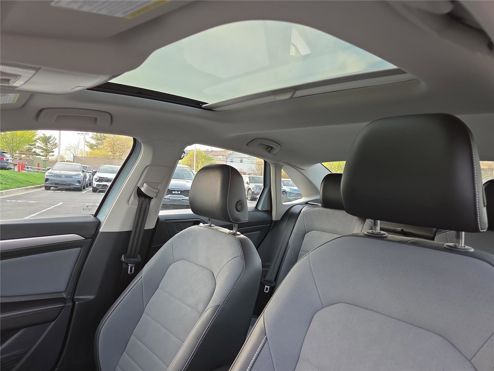 Used 2025 Volkswagen Jetta SE w/ Sunroof Package image 22