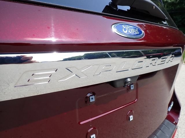 Used 2022 Ford Explorer XLT w/ Equipment Group 202A AWD/4WD image 8