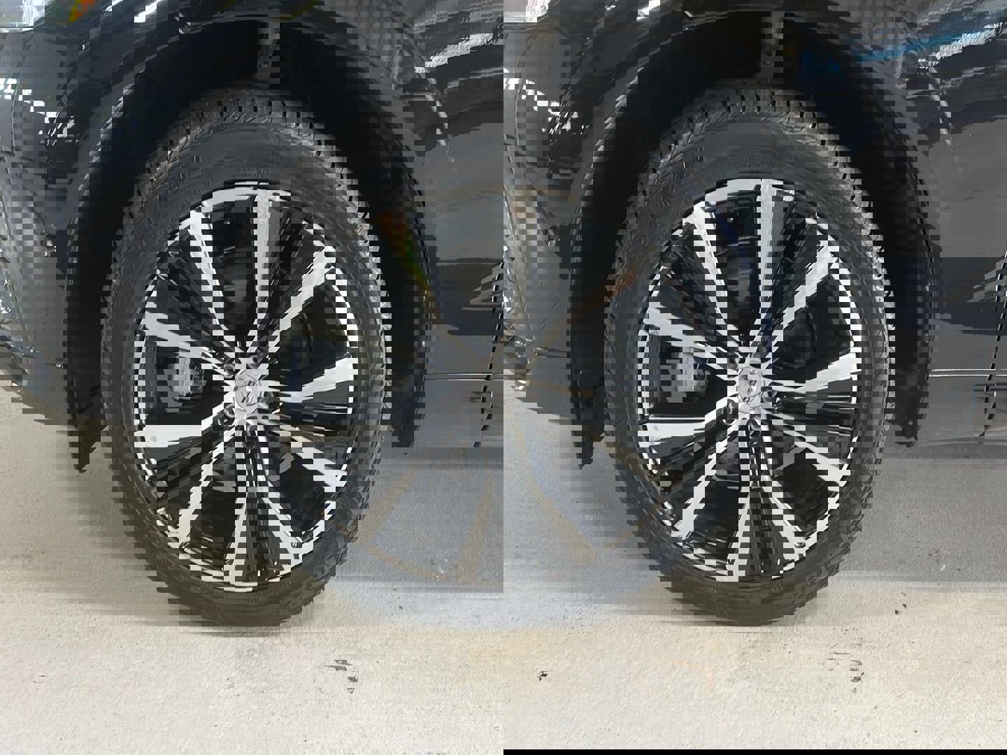 Used 2023 Volvo XC60 B5 Plus image 30