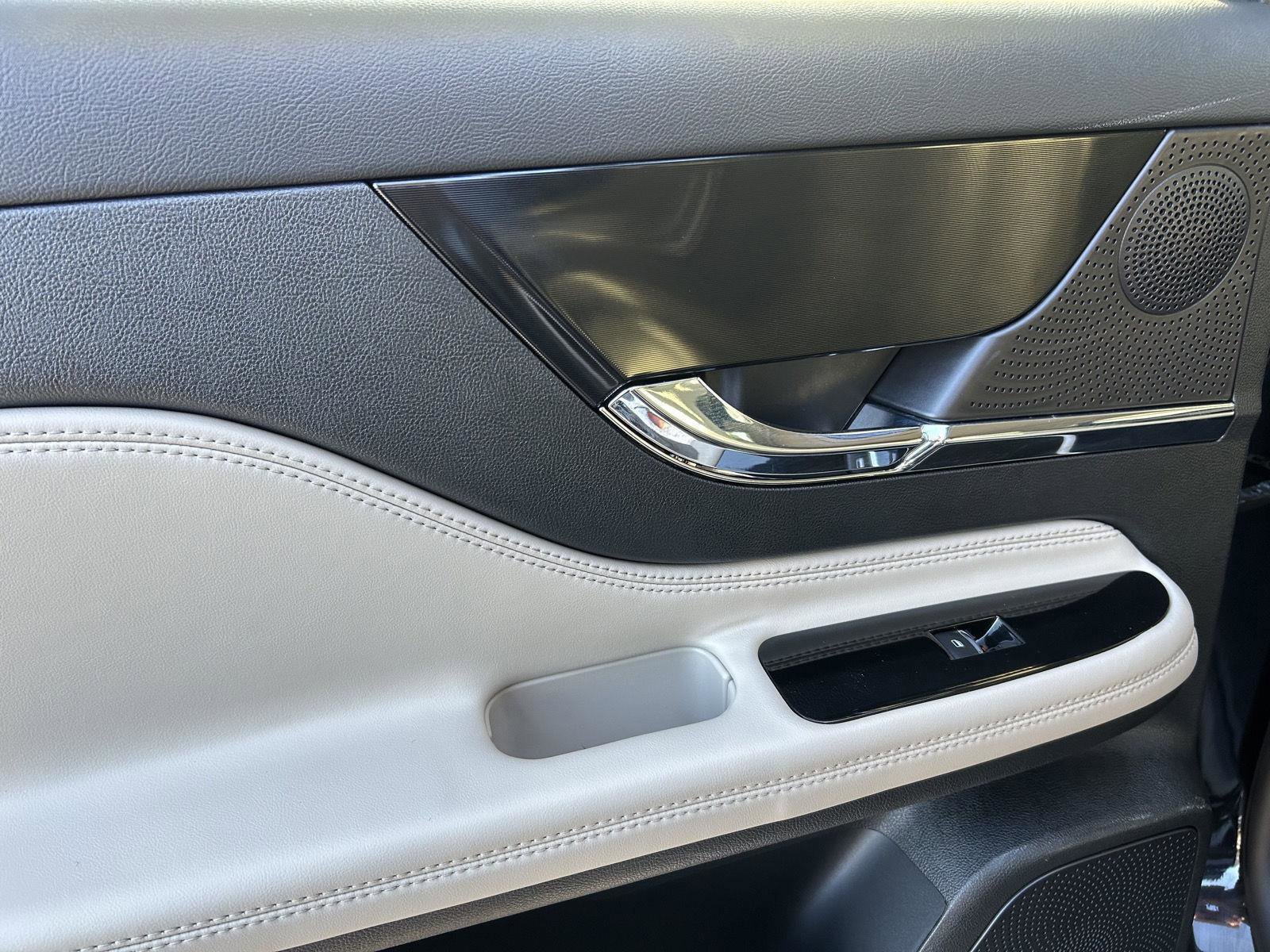 Used 2025 Lincoln Corsair AWD w/ Equipment Group 101A image 15