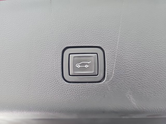 Used 2023 Chevrolet Traverse RS image 15