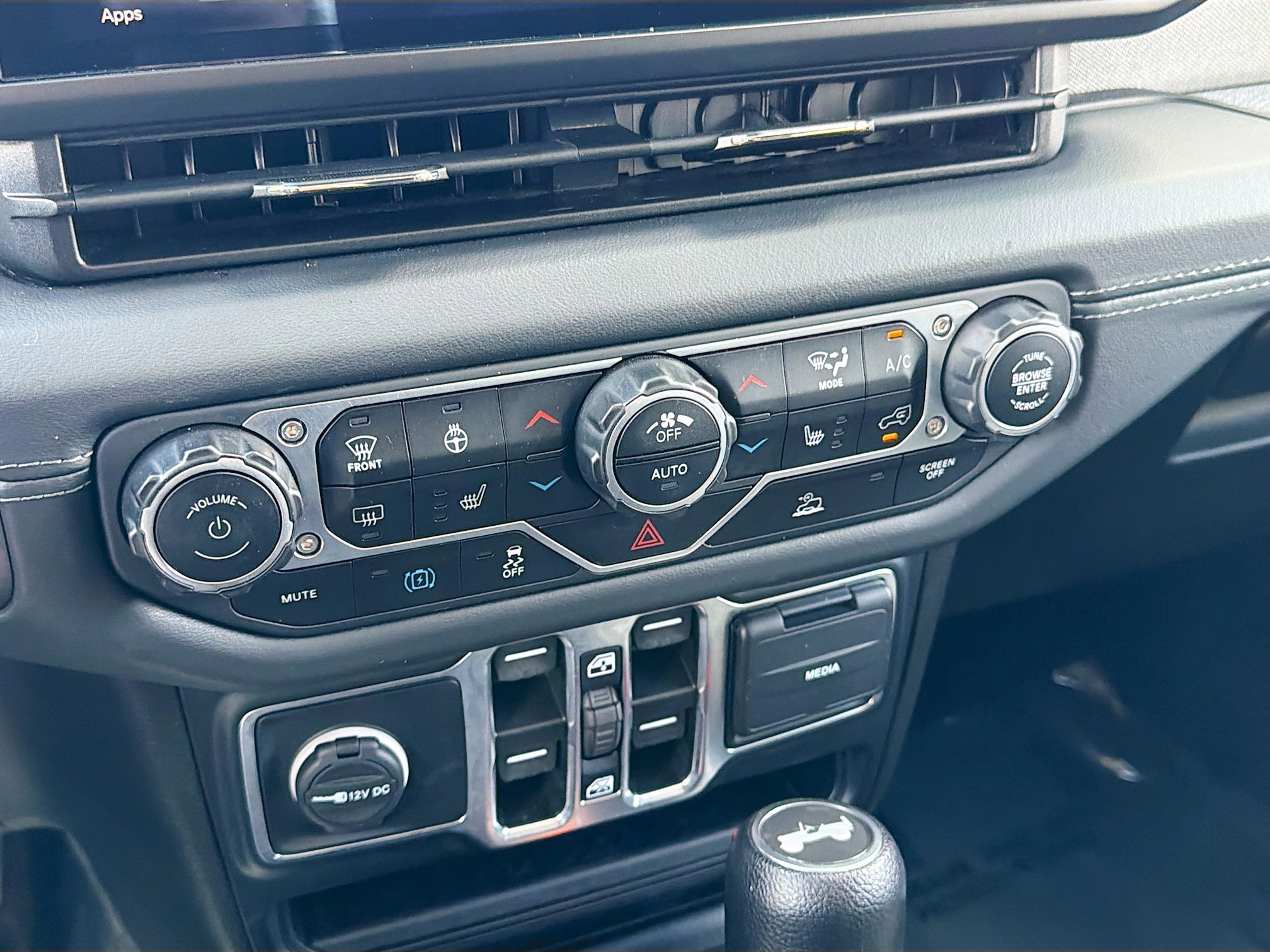 Used 2024 Jeep Wrangler Sahara image 31