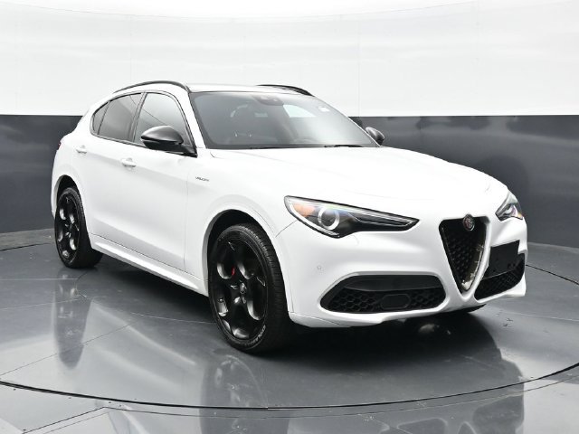 Used 2022 Alfa Romeo Stelvio Veloce AWD/4WD image 4