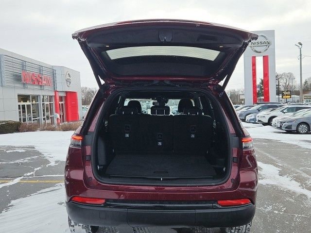 Used 2024 Jeep Grand Cherokee Altitude image 10