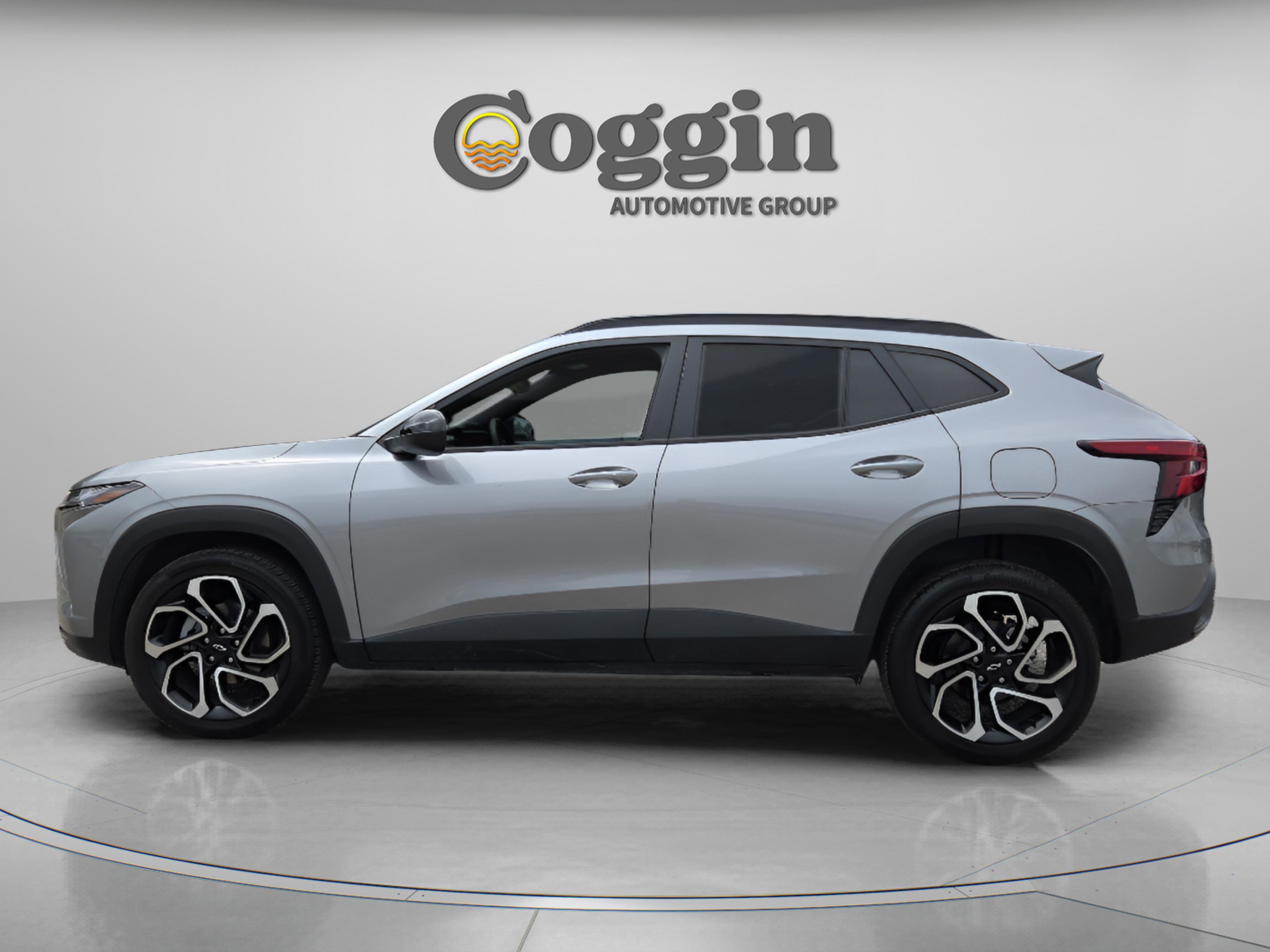 Used 2025 Chevrolet Trax RS w/ Driver Confidence Package FWD image 2