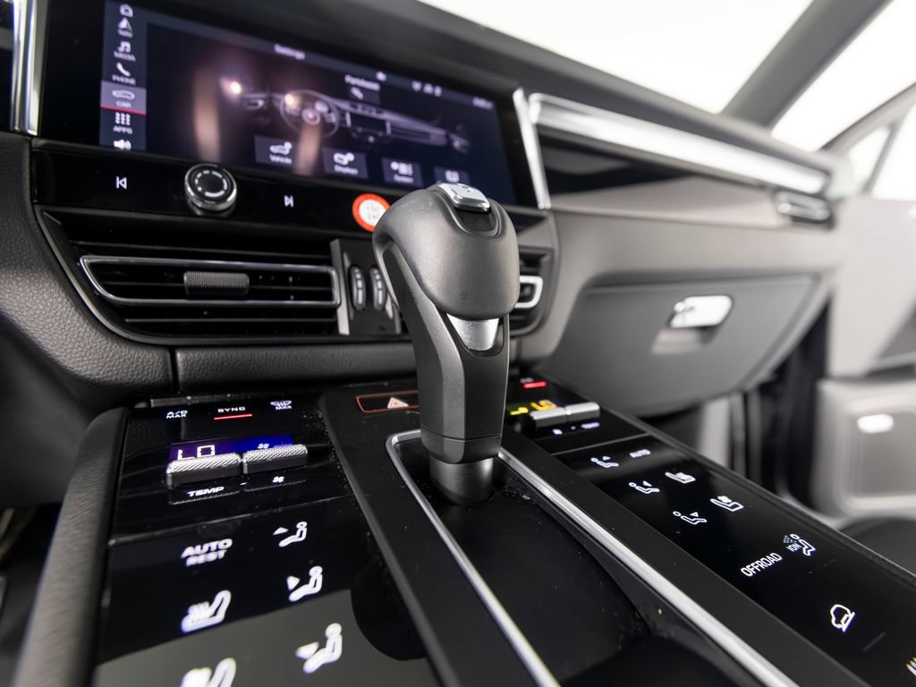 Certified 2026 Porsche Macan AWD/4WD image 32
