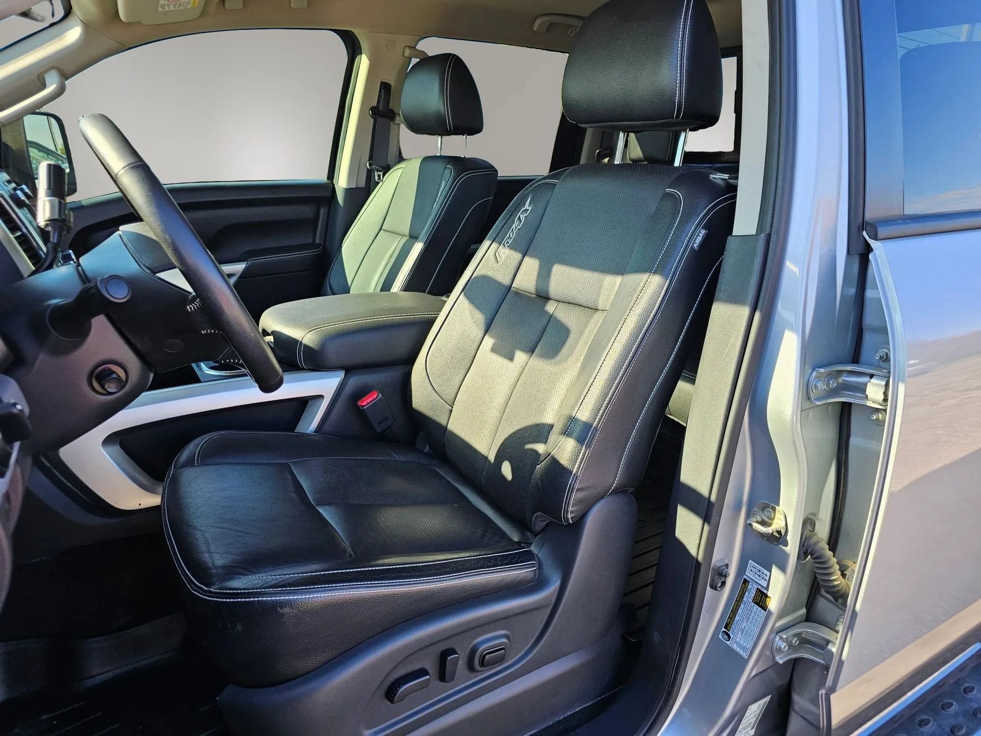 Used 2019 Nissan Titan PRO-4X w/ Pro-4x Convenience Package AWD/4WD image 5