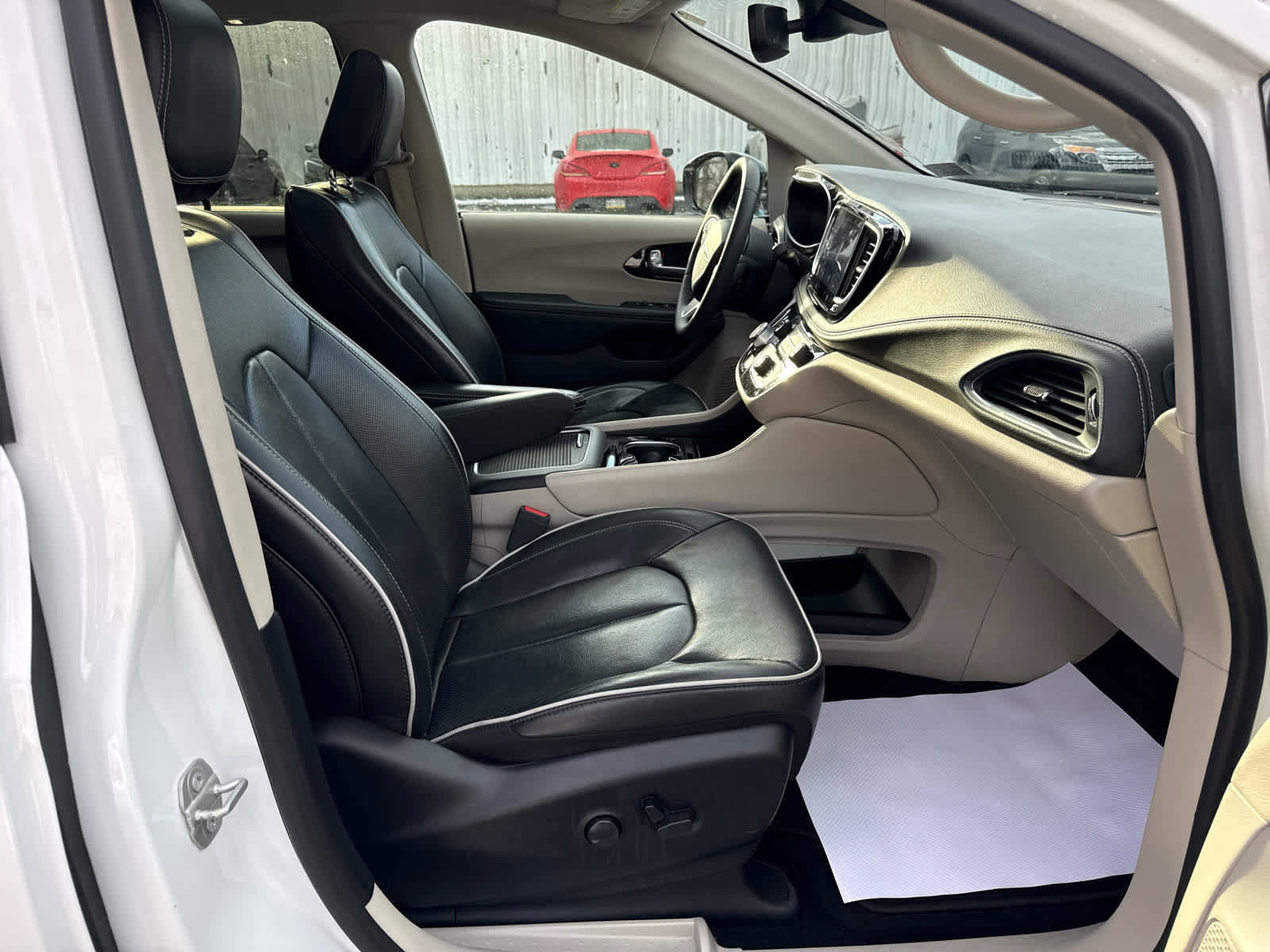 Used 2024 Chrysler Pacifica Limited image 31