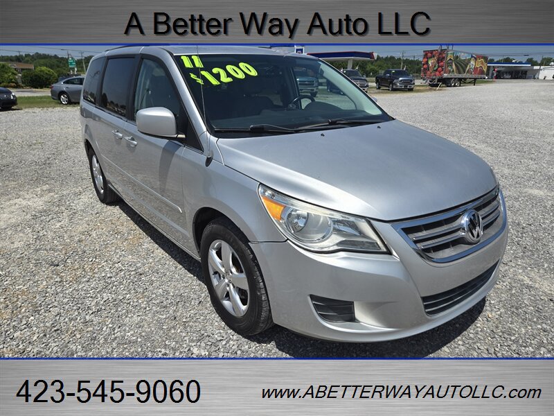Used 2011 Volkswagen Routan SE FWD image 3