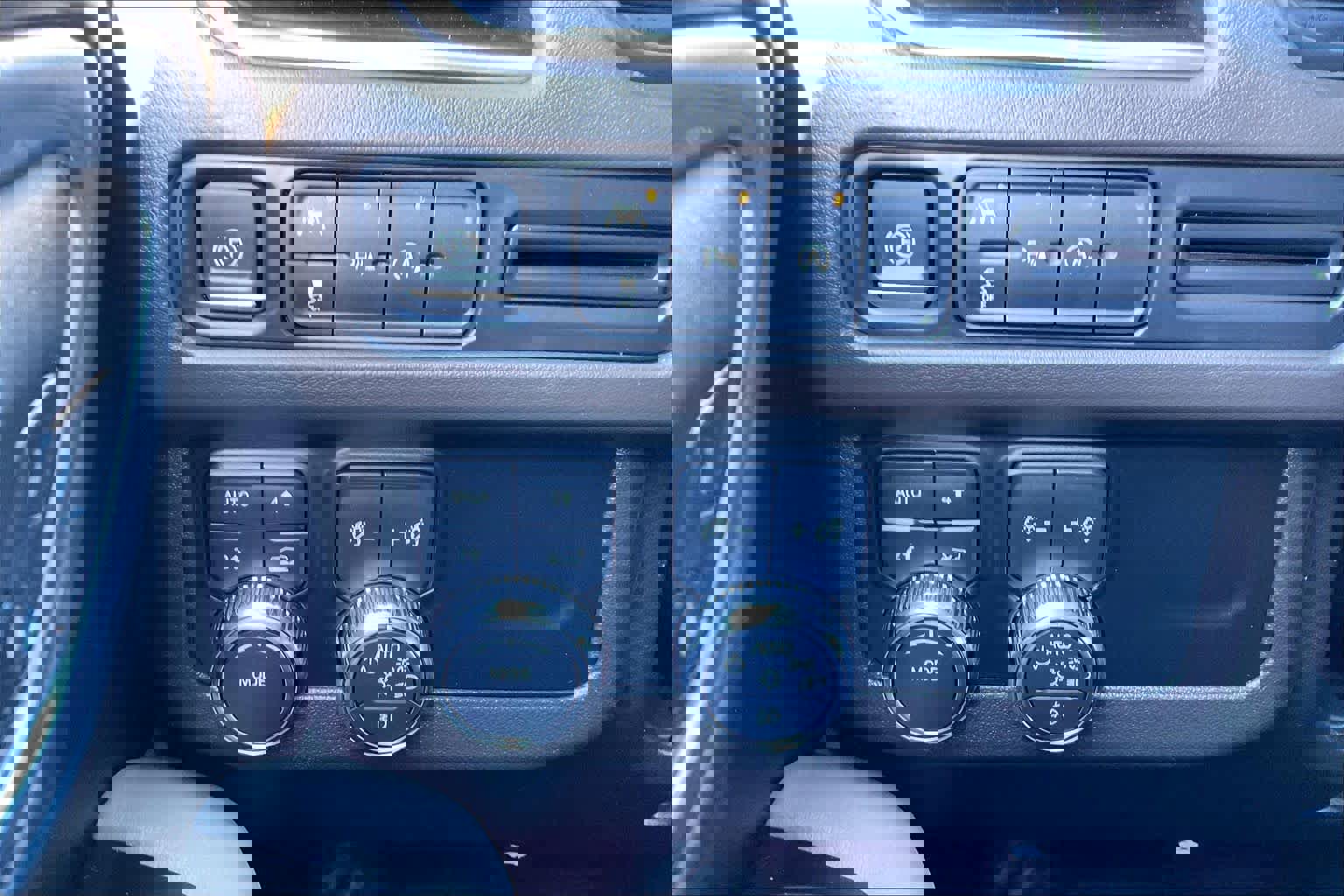 Used 2024 GMC Yukon SLT image 32