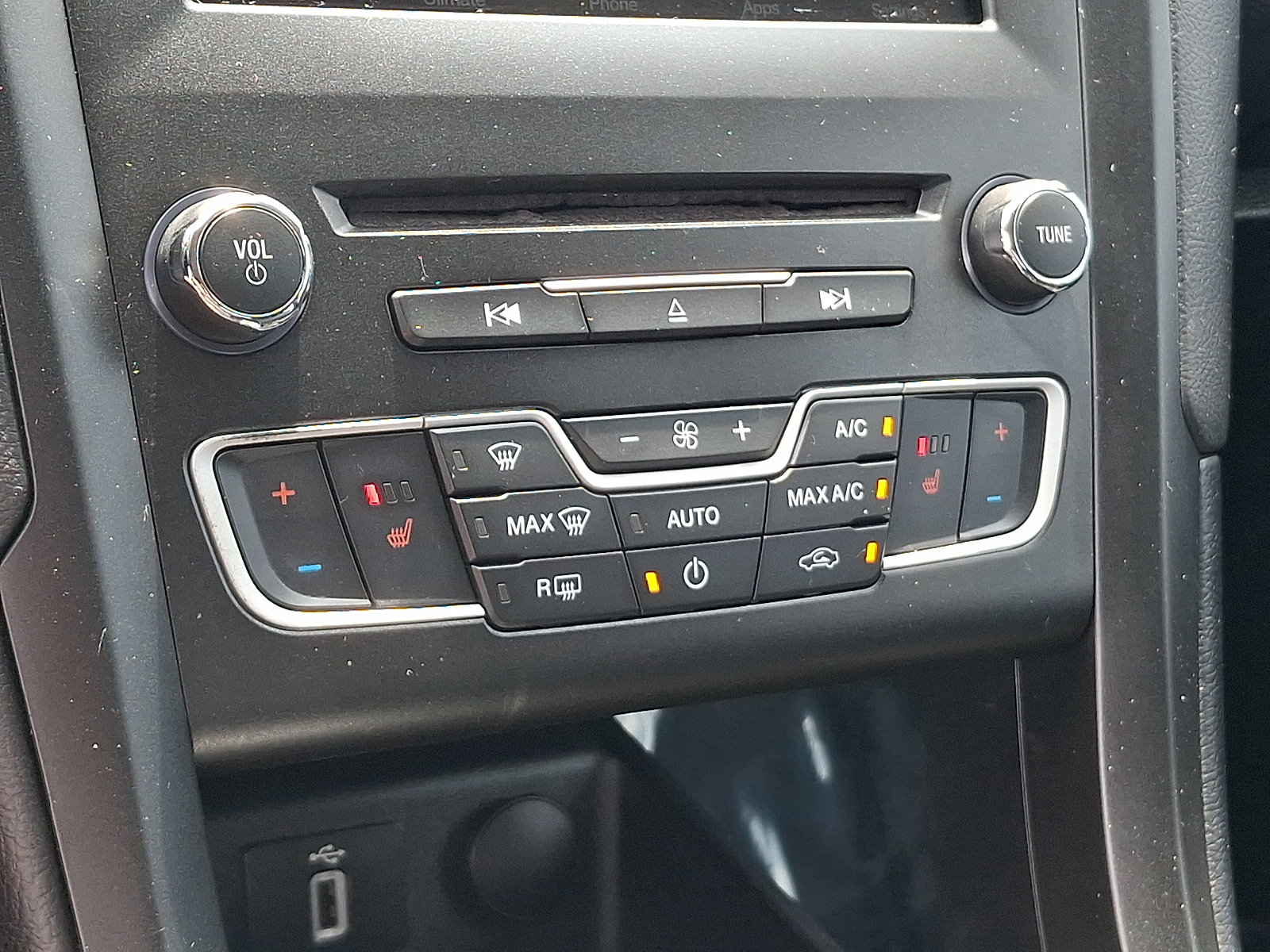 Used 2018 Ford Fusion SE w/ Equipment Group 201A FWD image 16