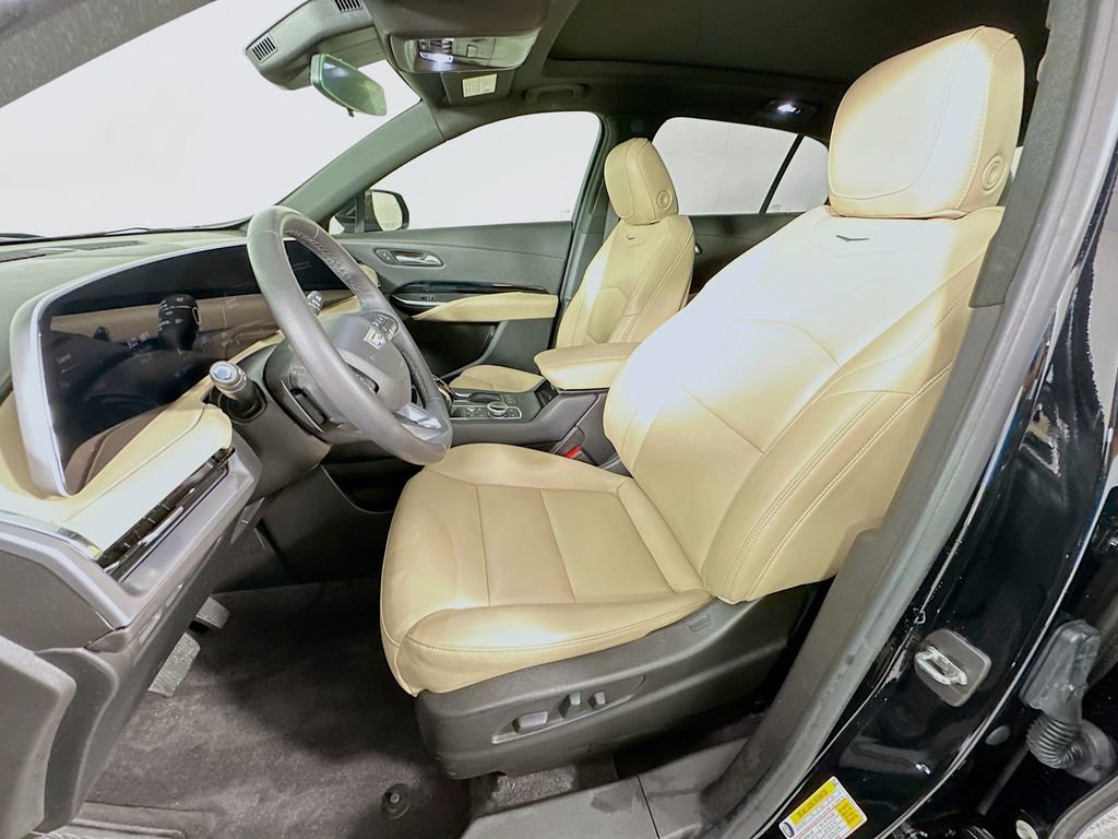 Used 2024 Cadillac XT4 Luxury w/ Cold Weather Package FWD image 20