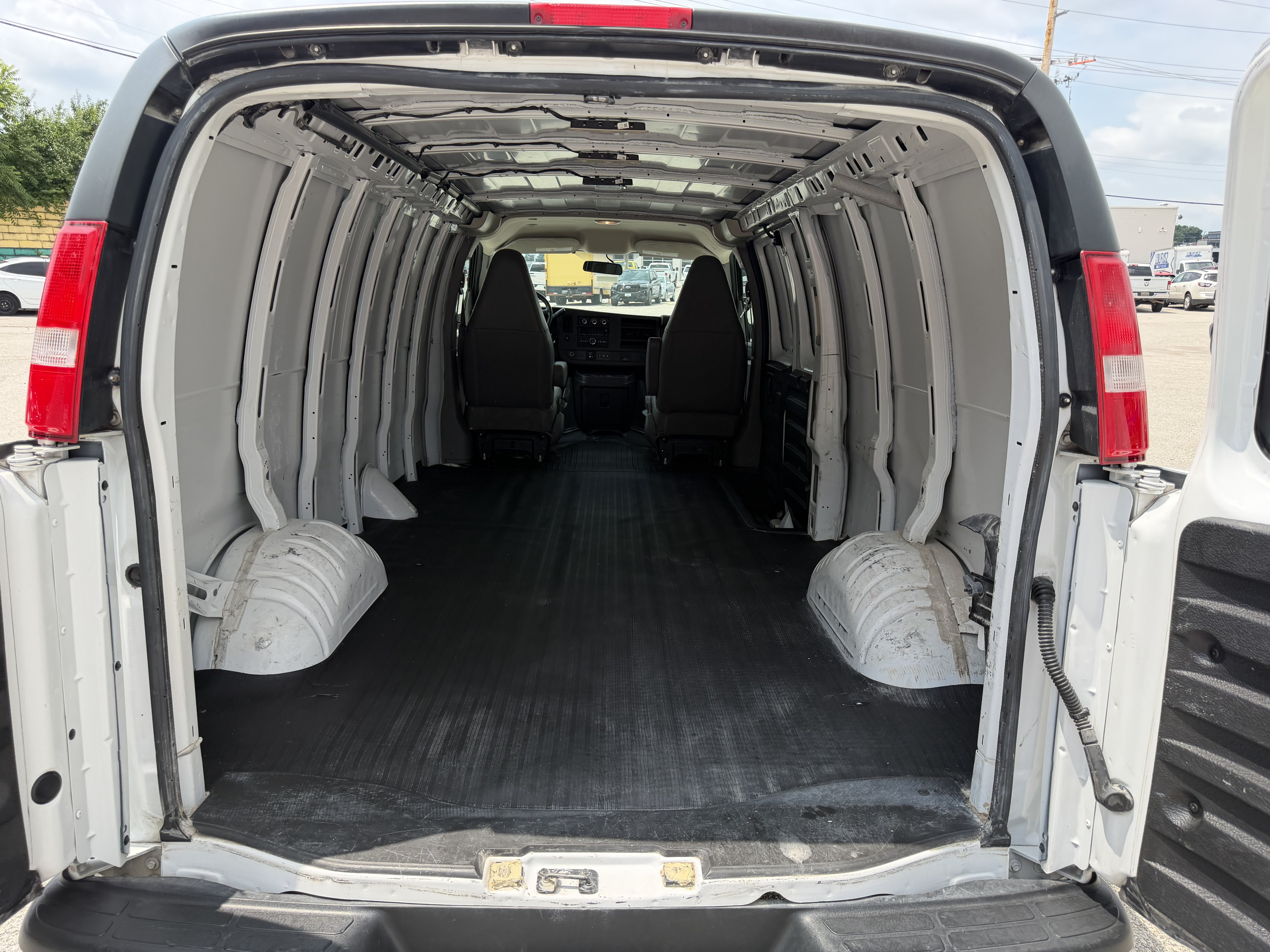 Used 2022 GMC Savana 3500 Extended w/ Driver Convenience Package RWD image 9