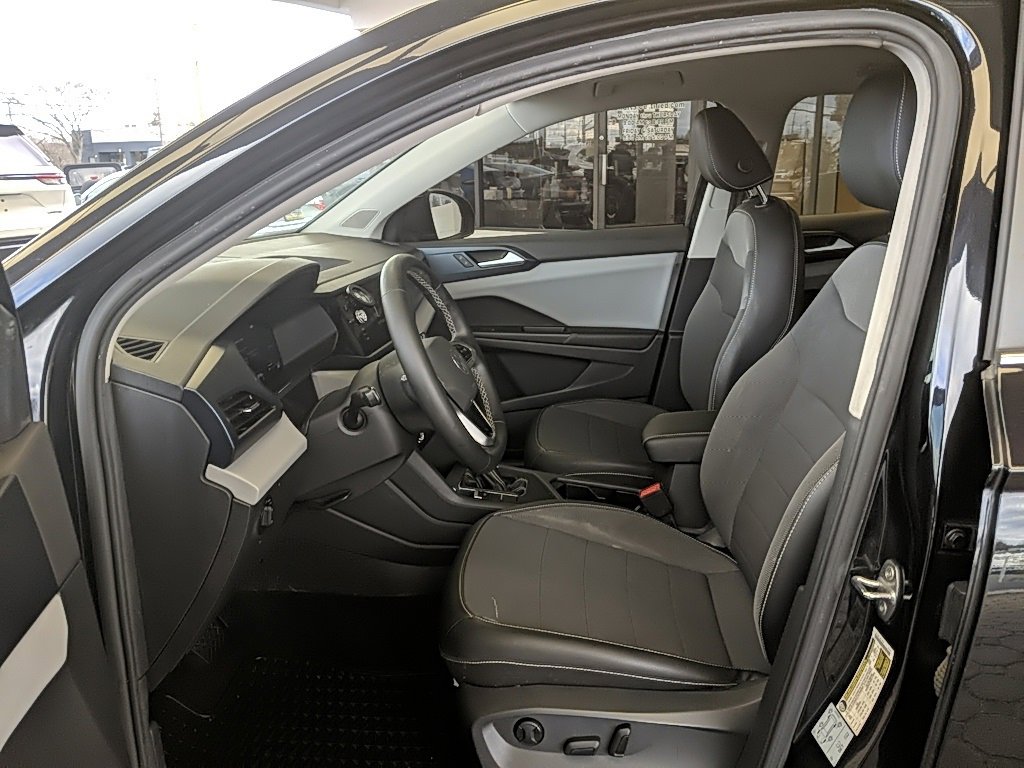 Used 2022 Volkswagen Taos SE w/ Panoramic Sunroof Package image 11