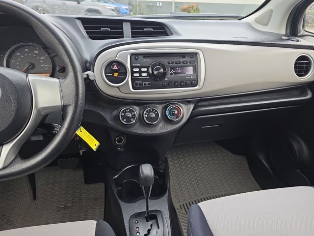 Used 2013 Toyota Yaris L image 22