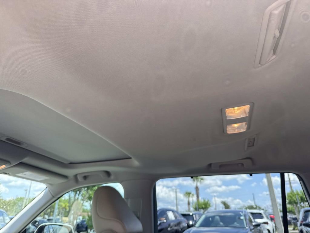 Used 2021 Toyota Highlander XLE FWD image 17
