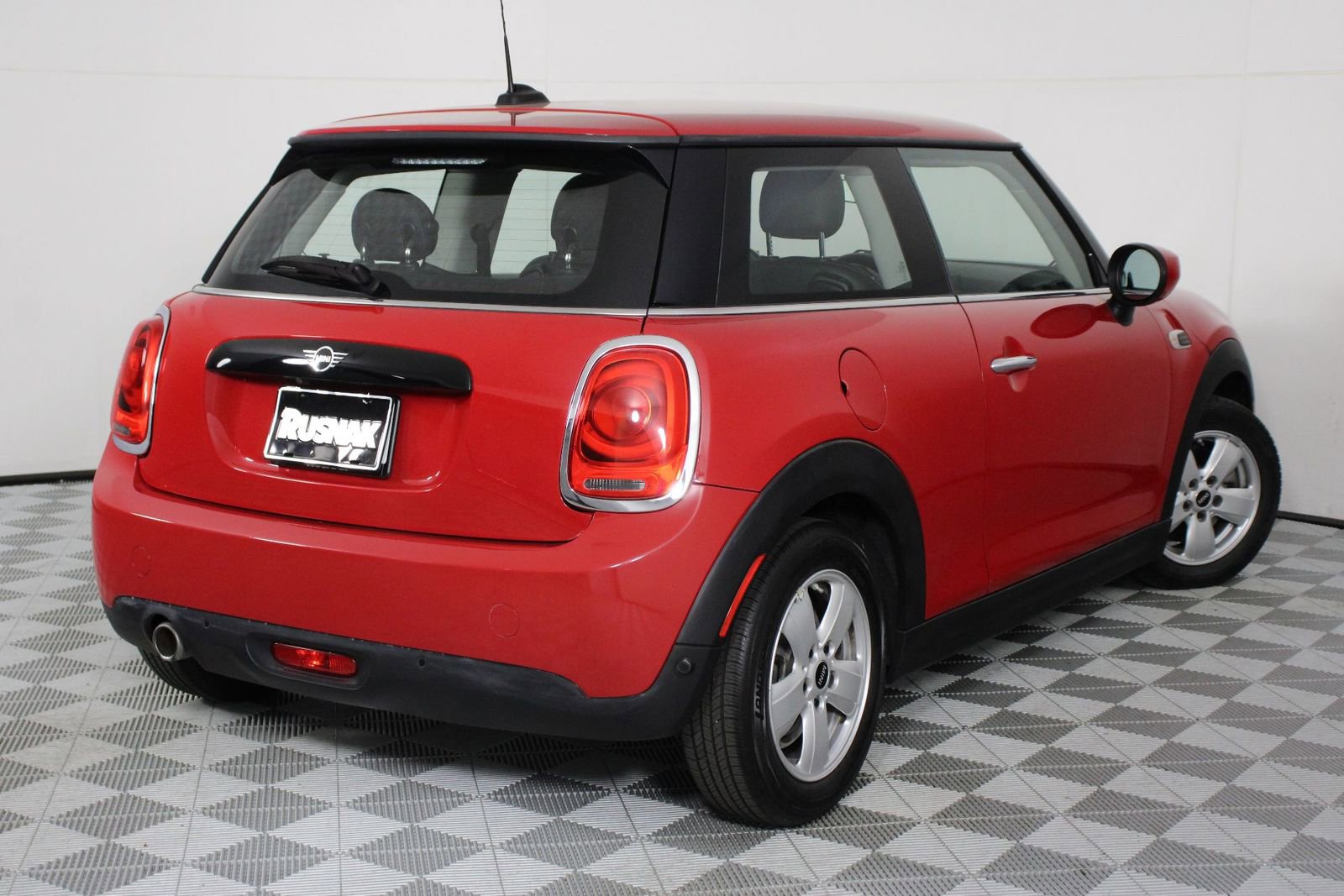Used 2021 MINI Cooper 2-Door Hardtop image 4