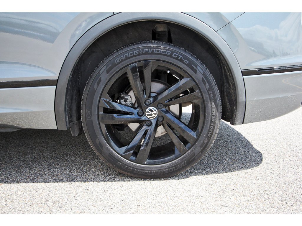 Used 2023 Volkswagen Tiguan SE R-Line FWD image 32